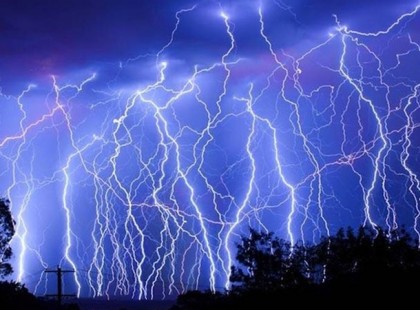 Vigyázzatok! Órákon belül óriási erejű szél csap le FELHŐSZAKADÁSSAL, HEVES zivatarral, rengeteg esővel! VILLÁMOK FOGNAK CIKÁZNI KÖRÜLÖTTÜNK! Ne menjetek a szabadba!