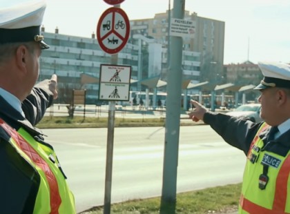 Mert a Magyar rendőrök is emberek! Gratulálok a videóhoz, több ilyenre lenne szükség!