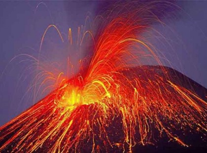 Felébredt az Etna vulkán, ontja magából a forró lávát és hamut