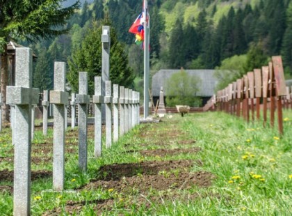 Rárontottak a csendben imádkozó magyarokra az örjöngő román tömeg !Magyarokat elkergették - idős néninek kővel törték be a fejét.