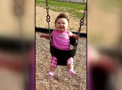 A kocsiban felejtették a kisbabát, a forróság miatt meghalt. 16 órán át nem tűnt fel nekik a pici hiánya