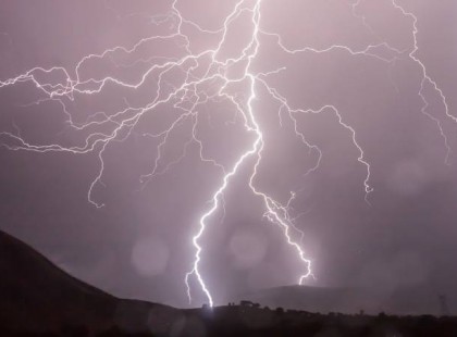 18 megyére adtak ki riasztást !2 cm-es jégdarabokra hívja fel a figyelmet a meteorológiai szolgálat, amihez 60 km/órás szél társul !