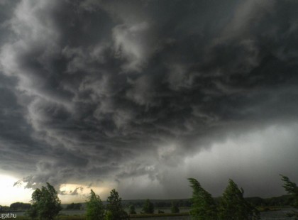 Már közeleg a lehűlés!Pillanat alatt váltja le a pokoli forró szombatot a hidegfront – Itt a menekülőhelyek listája