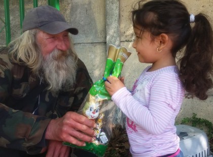 Meghatl a nyuszis hajléktalan bácsi, aki azért kéregetett, hogy abból gyerekeket támogasson