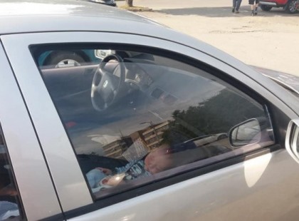 Kisbabát felejtettek a kocsiban..A mentősök hiába küzdöttek az életéért.