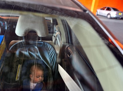 Kínhalált halt egy 3 hónapos pici baba, mert az anyja a forró kocsiban felejtette