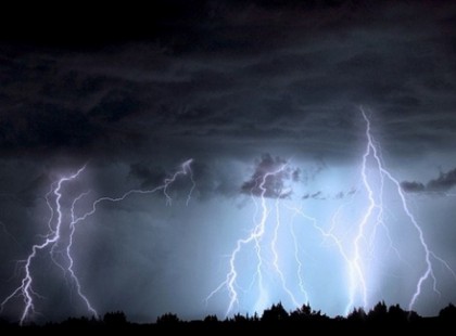 Már nem sokáig kell kibírni ezt a forróságot! Jön a frissítő hidegfront - futó záporok, zivatarok, akár hevesebb viharokat hoz.Ekkor érkezik