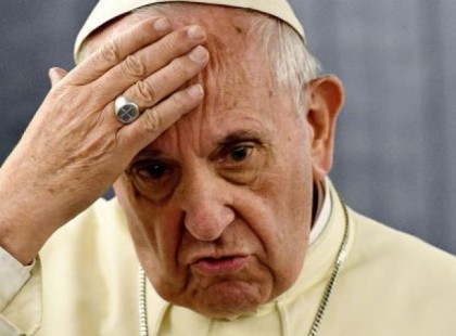 Ferenc pápa önkényesen megváltoztatta a Miatyánk szövegét: hatalmas a felháborodás