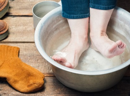 A nagyim ezt a 2 összetevőt keveri a lábfürdőbe, 20 perc alatt megszűnik minden fájdalma