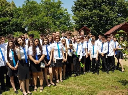 Lufieregetés helyett fát ültettek a nyírmeggyesi diákok