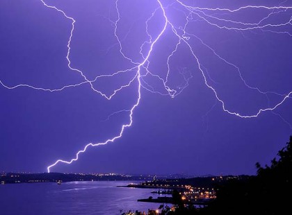 Vigyázat!!! ORKÁN EREJŰ SZÉL és NAGYMÉRETŰ JÉG JÖN DÉLUTÁN!!!! Jégeső, erős villámtevékenység és károkozó szél CSAP LE órákon belül!!!! ITT is lista : ezekre s megyékre már másodfokú figyelmeztetést adtak ki :