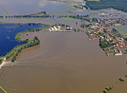 Árvíz Baranya megyében. Percek alatt elöntötte a házakat a megáradt folyó - videó