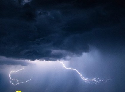 Még nincs vége! 19 megyére adtak ki riasztást !Hatalmas égszakadás jön !2 cm-es jégdarabokra hívja fel a figyelmet a meteorológiai szolgálat, amihez 90 km/órás szél társul !