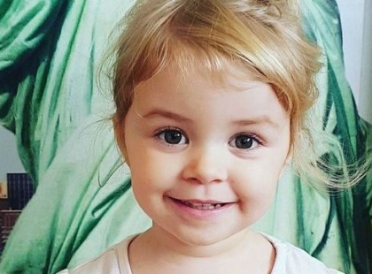 3 naipig ébresztgette, énekelt édesanyjának a 3 éves kislány, de az nem ébredt fel. Eldobta az életét..