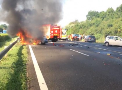 Tömegbaleset az M7 esen !Hat autó ütközött, az egyik teljes terjedelmében lángra kapott. Itt a videó a tömegbalesetről: