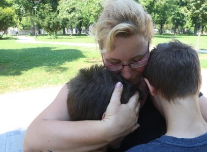 Kiégett bodé: elvették a gyászoló anya 2 másik gyerekét a gyámügyesek. 5 percük volt összepakolni