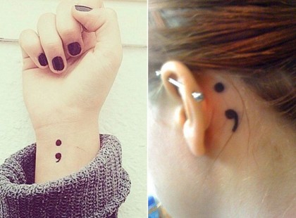 Egyre többen ezért tetováltatnak magukra pontosvesszőt .Sok emberen látható ez a tetoválás. Te tudod, mit jelent?