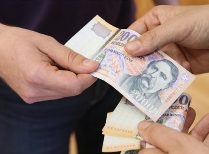 VÉGRE megjött a bejelentés is! 2-SZER, 2 ALKALOMMAL kap idén minden magyar nyugdíjas ajándékpénzt a kormánytól a régi Erzsébet utalványok helyett! !!!Méghozzá készpénzben!!!! Mutatjuk mikor érkezik a 1. és a 2. pénz : >>>! >>>