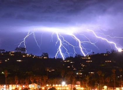 Egész országra adtak ki riasztást !Hatalmas égszakadás jön !2 cm-es jégdarabokra hívja fel a figyelmet a meteorológiai szolgálat, amihez 70 km/órás szél társul !