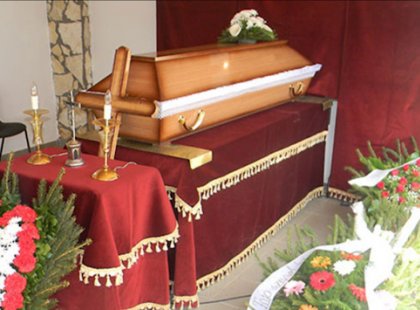 JÚLIUSTÓL luxusnak számít a koporsós temetés Magyarországon! Ennyibe kerül 2019. július 1-től egy temetés :