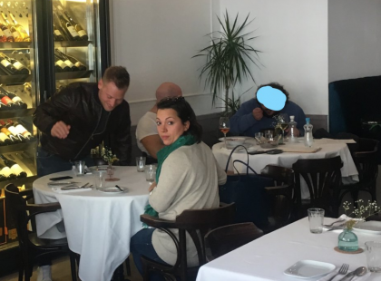 Ma beültünk egy étterembe, 3 perc múlva kizavartak minket. Tiborczék megérkeztek, mennünk kellett