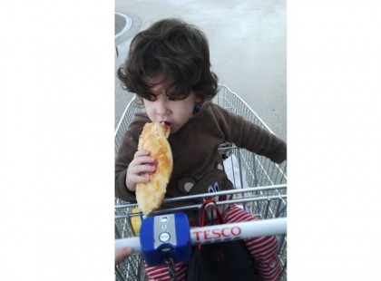 Szombaton a bevásárlás közben a 2 éves gyermekem megéhezett, ezért egy kiflit adtam neki, amit elkezdett majszolni – azt ami ezután történt, senkinek sem kívánom!