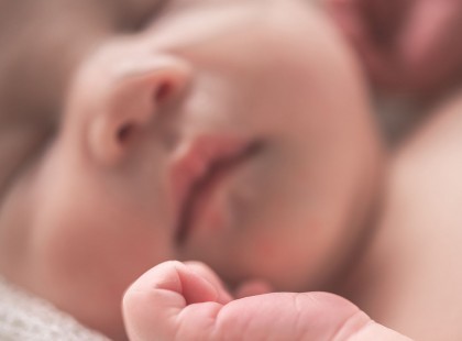 Egy nejlon zacskóba csomagolva hagytak magára egy csecsemőt