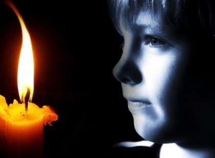 Borzasztó tragédia: Vasembernek hitte magát, ezért kiugrott az erkélyről egy 4 éves kisfiú – videó