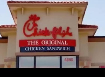 A hajléktalan férfi ételmaradékokért ment be az étterembe, majd az üzletvezető azt mondta neki, hogy 