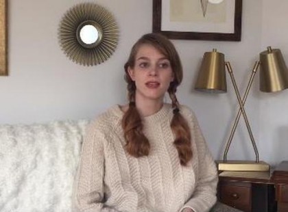 A nő hihetetlen ruhát készít a bálra, de csak mikor megpördül, akkor látható az igazi átalakulás