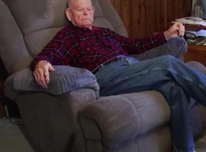 Egy férfi segít egy 91 éves bácsinak kicserélni a lyukas kerekét, utána a barátnője azt mondja, virális lett