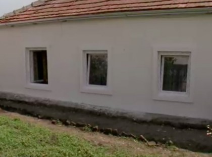 Elsírta magát az unokáit egyedül nevelő 80 éves néni, amikor meglátta, hogy titokban felújították a házát