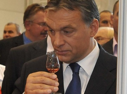 Piás Orbán ismét akcióban: megint alkoholhoz nyúlt a miniszterelnök