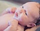 Alig hittek a szemüknek, amikor meglátták: foggal jött a világra egy piliscsabai csecsemő – videó