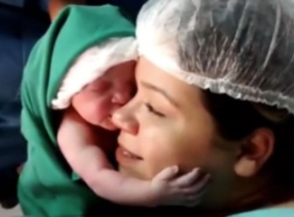 Ez az újszülött nem akarja elengedni anyját születése után – nézd meg a filmet amitől mindenki ámuldozik