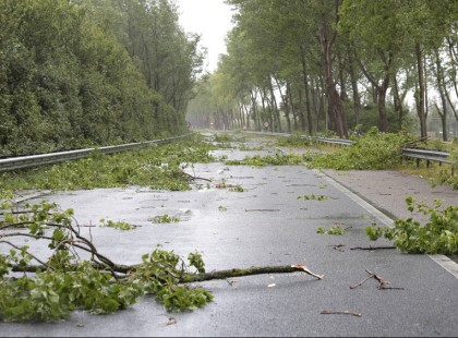 100 km/h széllel, hatalmas viharral érkezik a hidegfront. Kisöpri a forróságot kedden