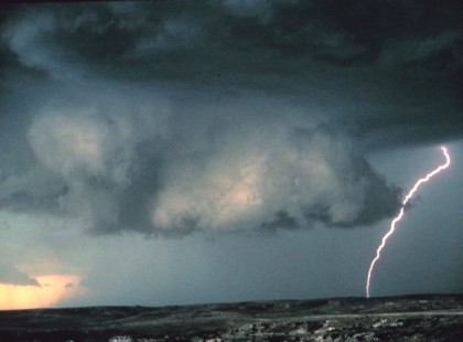 FONTOS! Ez az 5 megye megússza a keddi hőséget – ez a másik 5 pedig a jégesős zivatart :