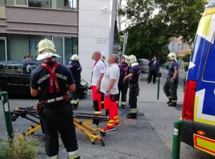 Életet mentett ma Zacher doki. Az egyetlen hűséges Magyar orvos, aki nem hagyja cserben a hazáját, itt maradt