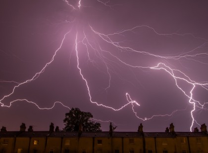 7 megyére adtak ki vészjelzést! Lista itt : sűrű villámokra, JÉGESŐRE és romboló szélre kell számítani ebben a 7 megyében: