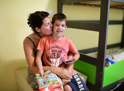 Ő Jánoska, aki mentőt hívott az anyukájához, aki nem akart felébredni. Ügyes gyermek