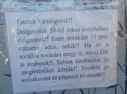 Balatonon vagyunk, és egy lángosozó előtt ezt a kiírást fedeztük fel. Nem akartuk először elhinni.