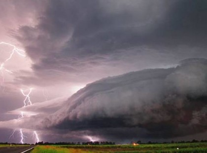 ÉLETVESZÉLY! Nagyon durva idő csap le pár órán belül! A cikázó villámok, a jégeső és 90 km/órás szél csak kezdet! MÁS IS JÖN!