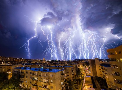 Így CSAP LE MA DÉLUTÁN az ÖZÖNVÍZSZERŰ felhőszakadás ÉS JÉGESŐ óráról órára – Térképen mutatjuk hol csap le 15,16, 17, 18, 19, 20, 21 órakor :