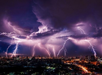 Egész hétvégénk el van cseszve..... 19 megyére adtak ki riasztást !Hatalmas égszakadás jön !2 cm-es jégdarabokra hívja fel a figyelmet a meteorológiai szolgálat, amihez 90 km/órás szél társul !