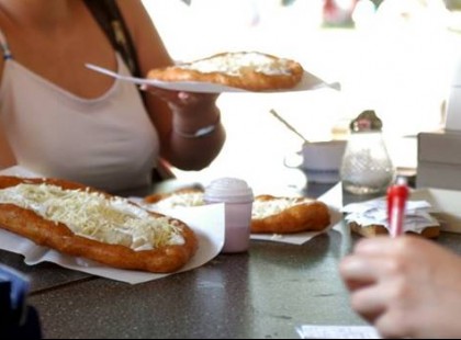 Egy balatoni lángososnál ezt a kiírást tették ki, a turisták fele majdnem padlót fogott!