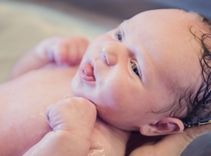 Alig hittek a szemüknek, amikor meglátták: foggal jött a világra egy piliscsabai csecsemő – videó