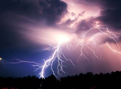 18 megyére adtak ki riasztást !Hatalmas égszakadás jön !2 cm-es jégdarabokra hívja fel a figyelmet a meteorológiai szolgálat, amihez 70 km/órás szél társul !