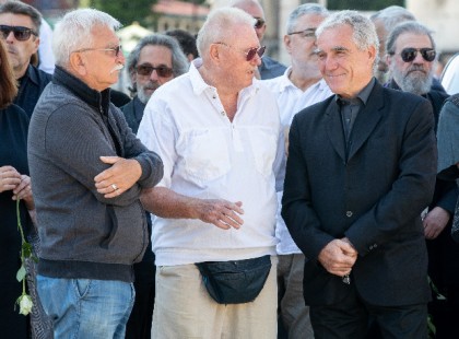 A tegnapi temetésen megjelent a 13 éve meghalt Taki bácsi. Az embereket fel kellett mosni