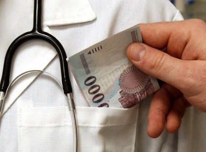 Álbetegeket vetnek be , hogy lebuktassák a hálapénzt elfogadó orvosokat