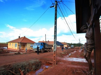 Hiába adakozott az ország: egy fillért sem kaphatnak a vörösiszap-károsultak